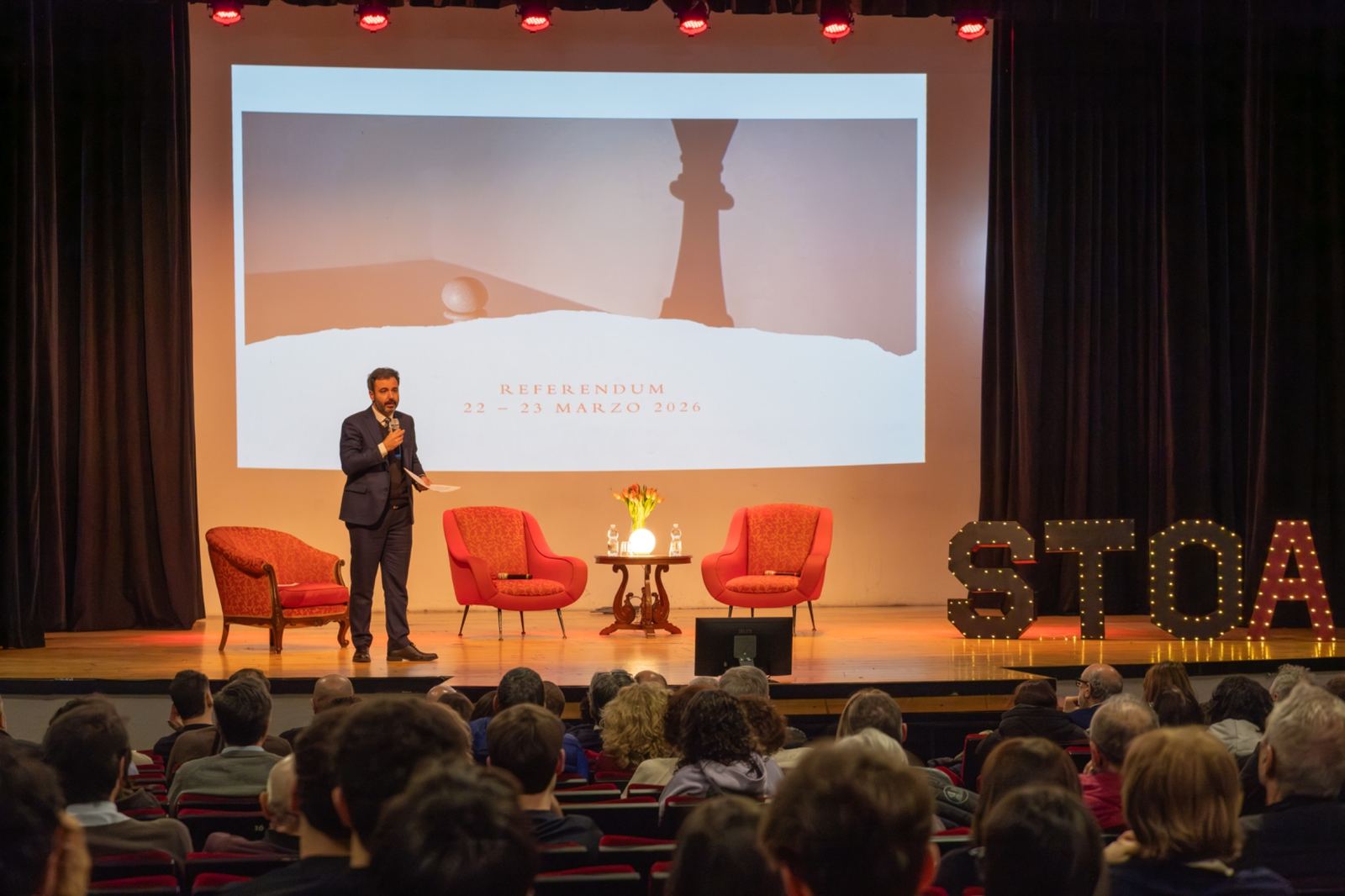 Avv. Concetto Galati durante l'incontro pubblico Referendum Giustizia al Teatro San Giovanni Bosco di Busto Arsizio